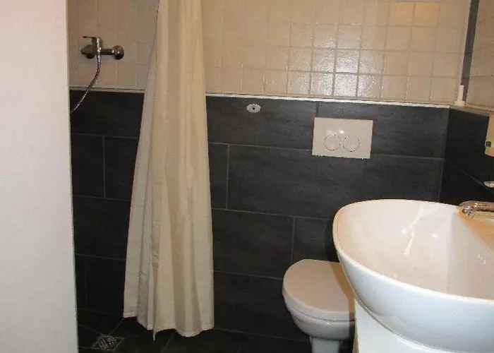 Ferienwohnung-im-mauerbluemchen * Rostock